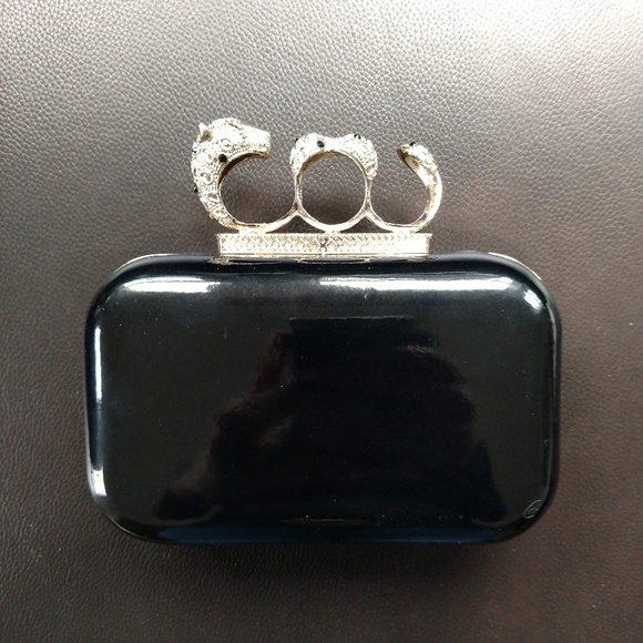 Wise Jewels Handbags - Pre-Owned Black Leopard Finger Clutch Purse